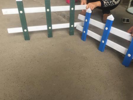 南甯護(hù)欄網廠(chang)家，PVC草坪(píng)護欄